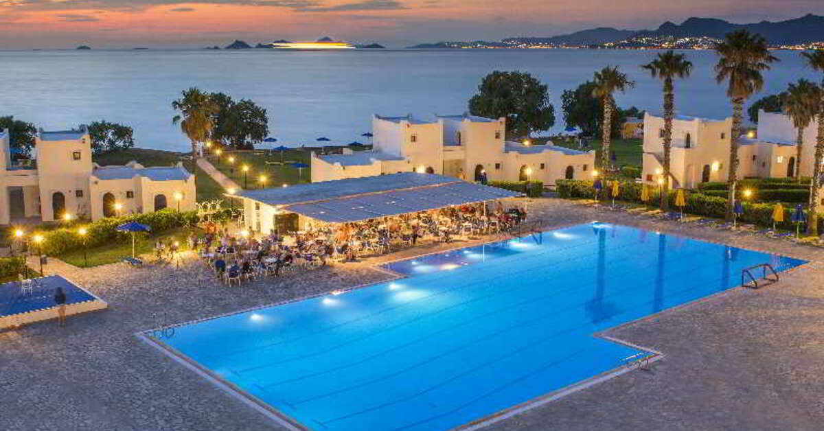 Een foto van het zwembad bij Aeolos Beach Hotel