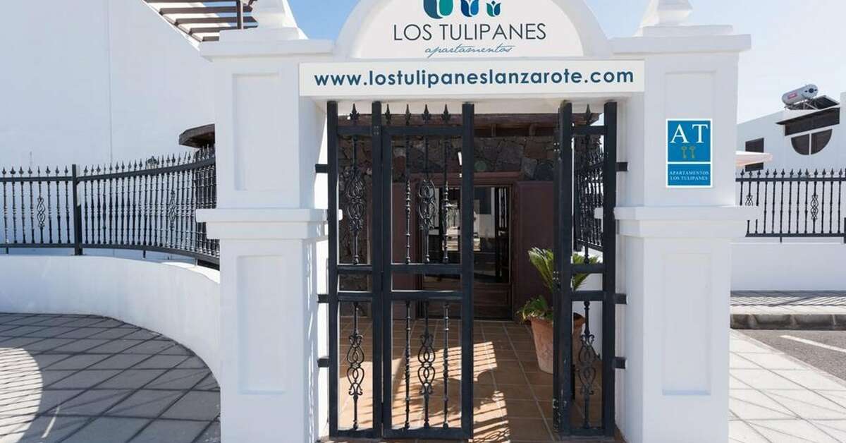 Een foto van de buitenkant van Los Tulipanes