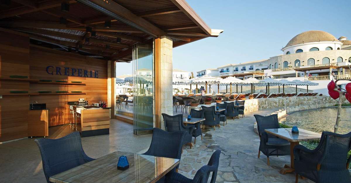 Een foto van het terras bij Mitsis Laguna Resort & Spa