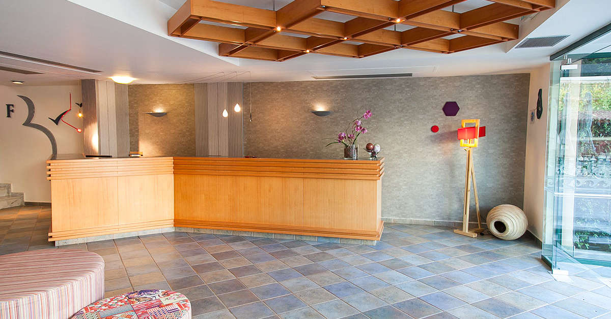 Een foto van het interieur van Hotel Flisvos Royal