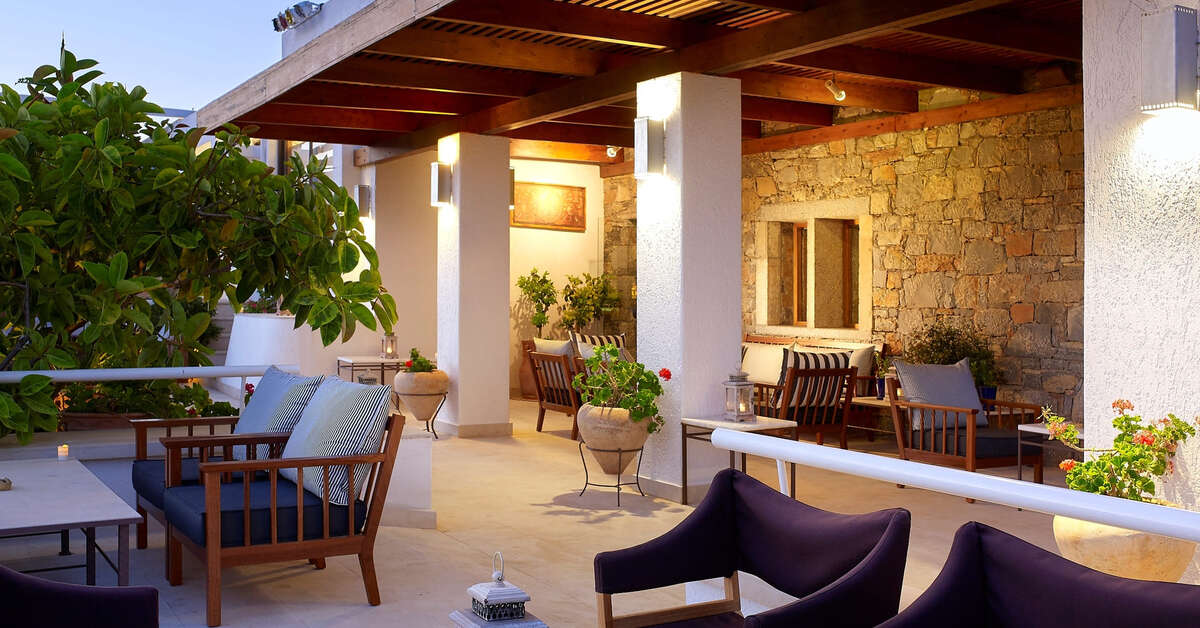 Een foto van het terras bij St. Nicolas Bay Resort