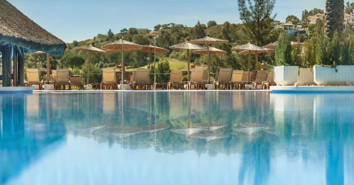 Een foto van het zwembad bij La Cala Resort Golf