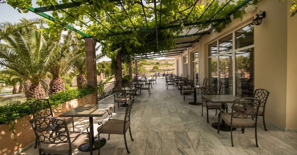 Een foto van het terras bij Aphrodite Hotel