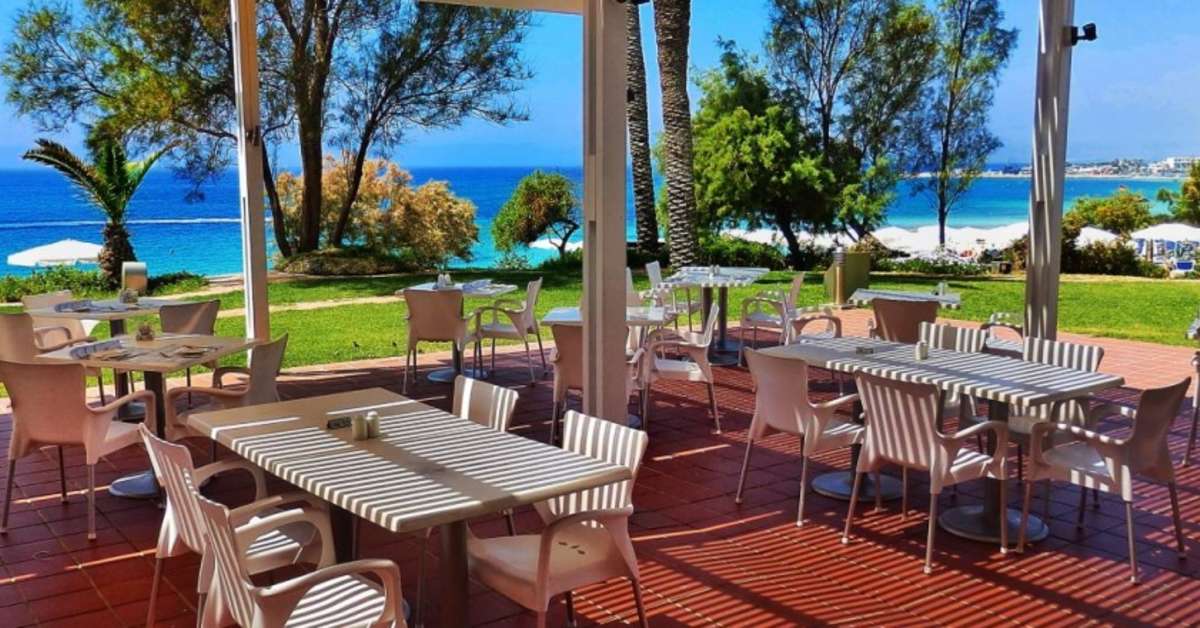 Een foto van het terras bij Grecian Sands Hotel