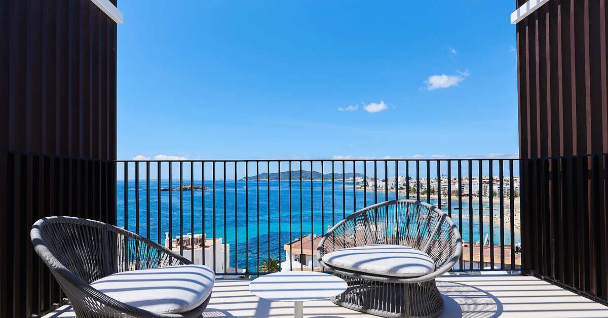 Een foto van het terras bij Eurostars Ibiza