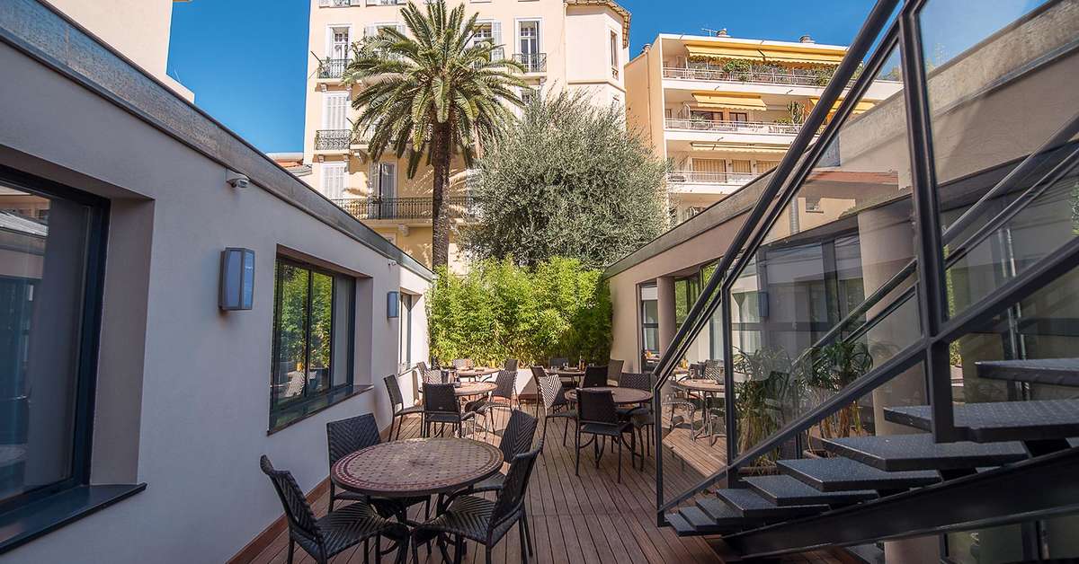 Een foto van het terras bij Best Western Plus Cannes Riviera & Spa