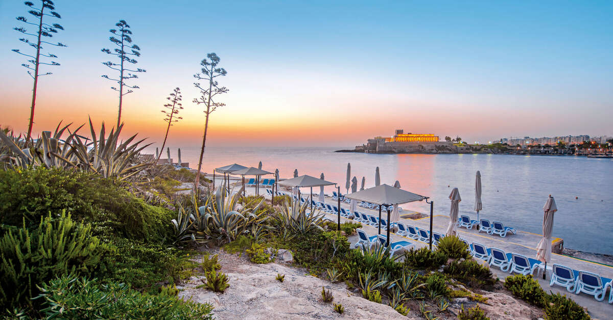 Ein Foto vom Strand beim Corinthia Hotel St. George's Bay