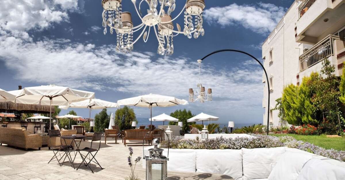 Een foto van het terras bij Hotel Carina