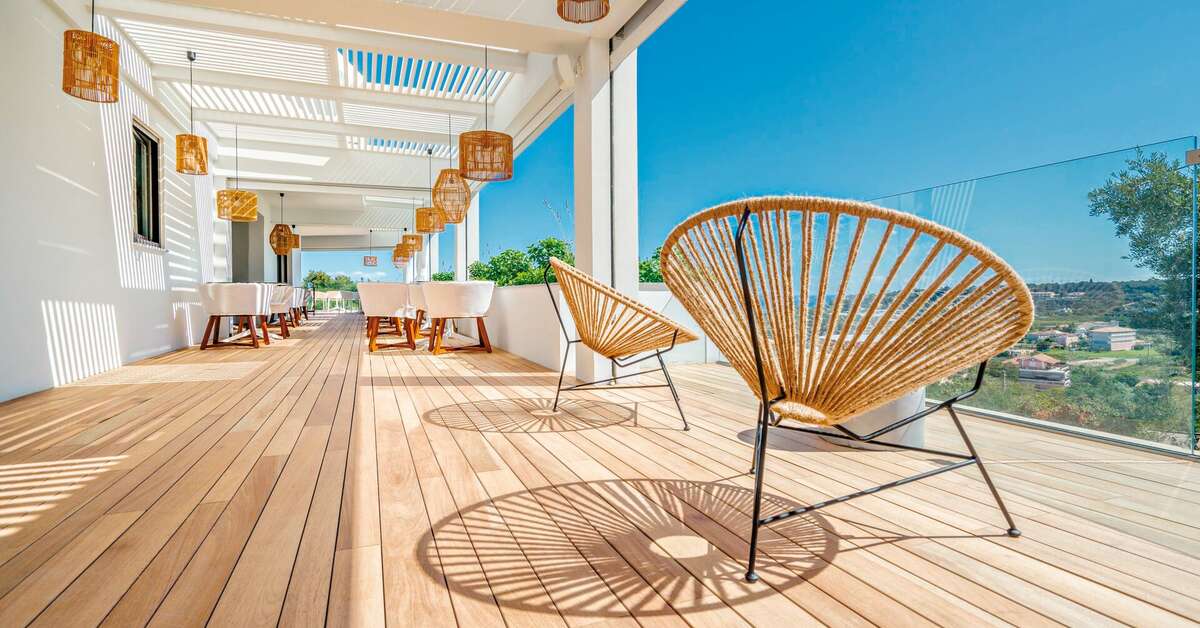 Een foto van het terras bij Zante Maris Suites