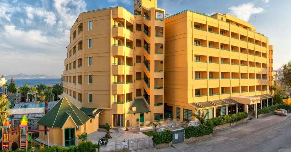 Een foto van de buitenkant van Hotel Esra Family Suite