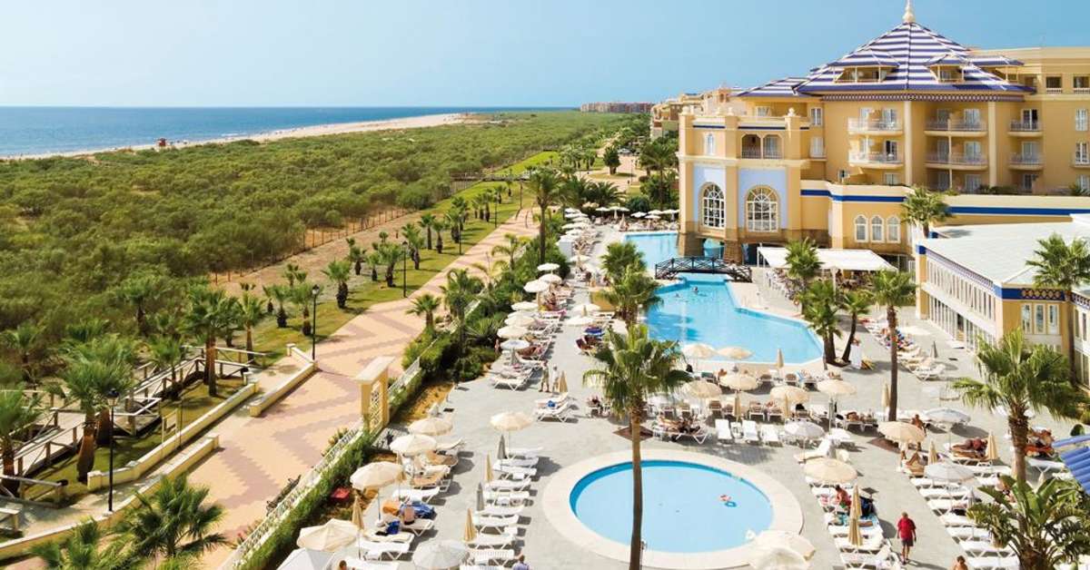 Een foto van het zwembad bij Melia Atlantico Isla Canela
