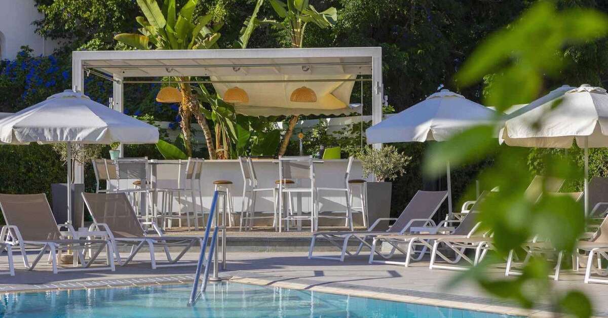 Een foto van het zwembad bij Anemi Hotel & Suites