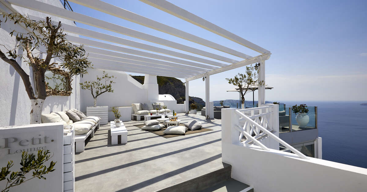 Een foto van het terras bij Petit Palace Suites