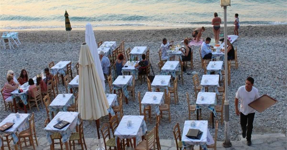 Een foto van het terras bij Tarsanas Appartementen