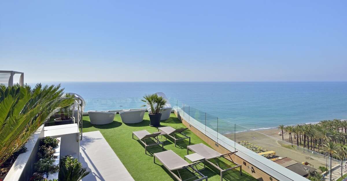 Een foto van het terras bij Melia Costa Del Sol