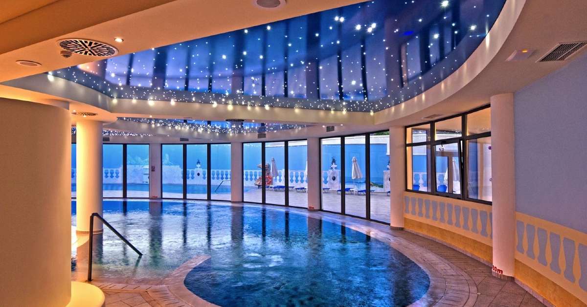 Een foto van het zwembad bij La Marquise Luxury Resort