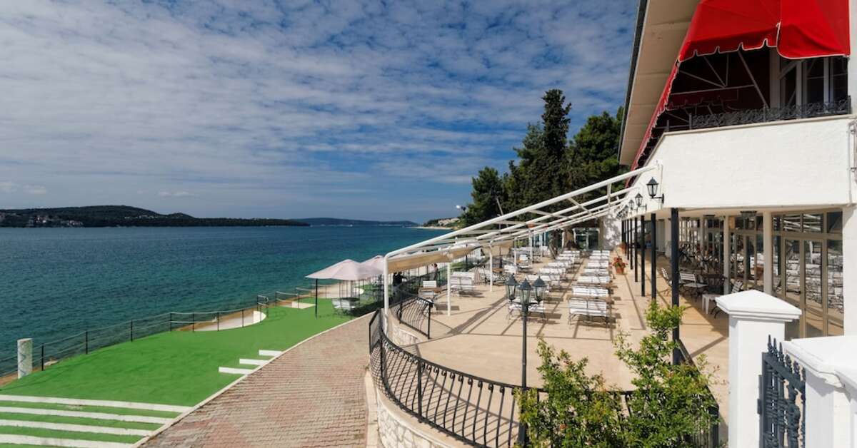 Een foto van het terras bij Hotel Val