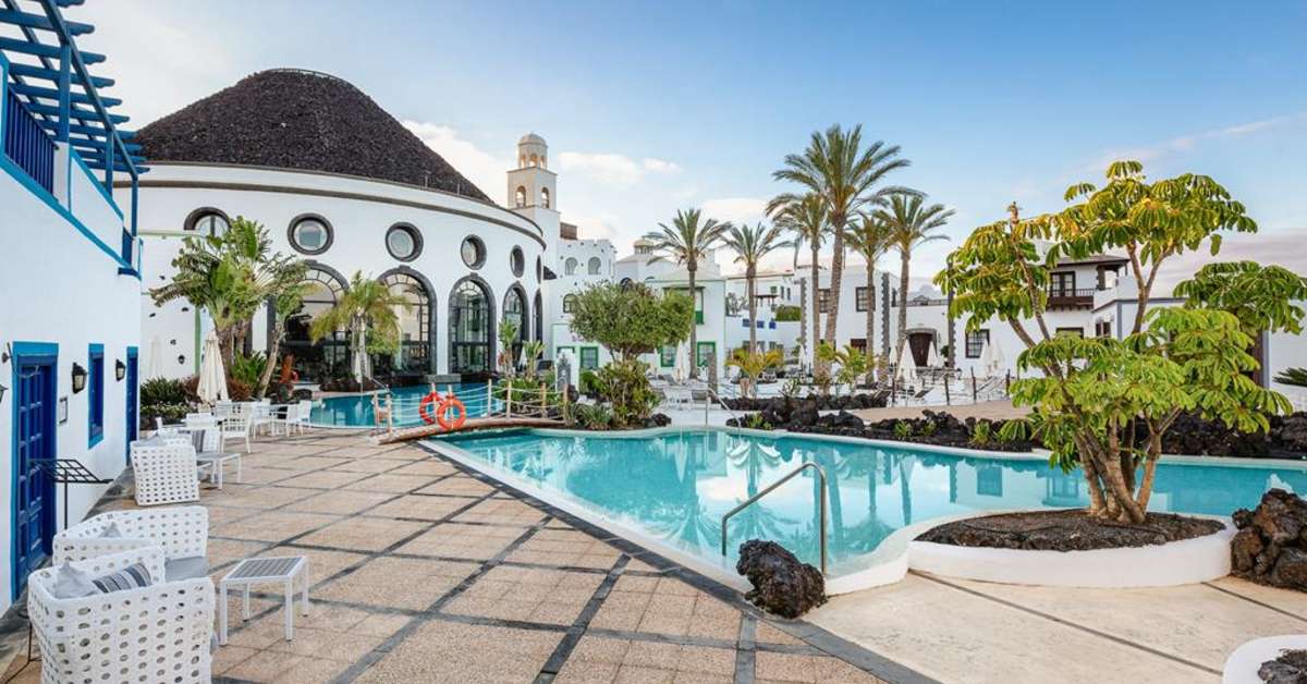 Een foto van het zwembad bij Hotel Livvo Volcan Lanzarote