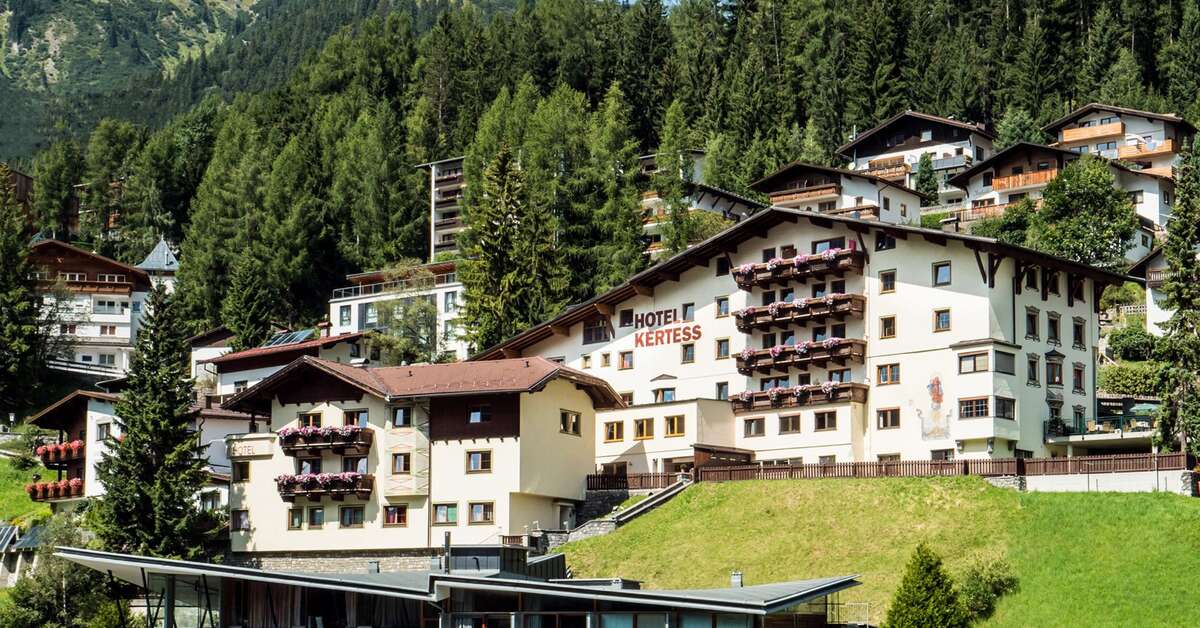 Een foto van de buitenkant van Hotel Kertess
