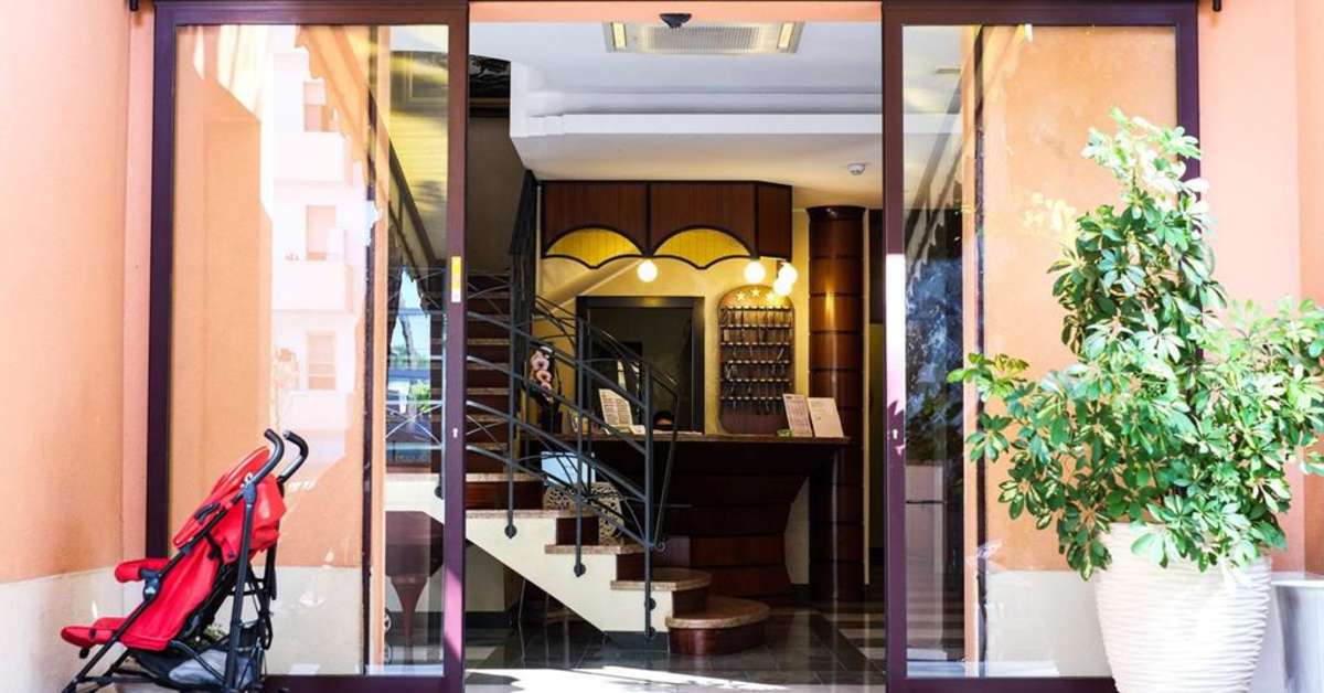 Een foto van de buitenkant van Hotel Fra i Pini