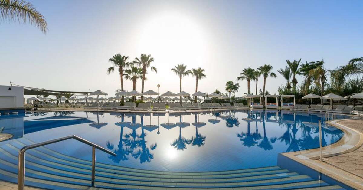 Een foto van het zwembad bij TUI Blue Atlantica Sea Breeze