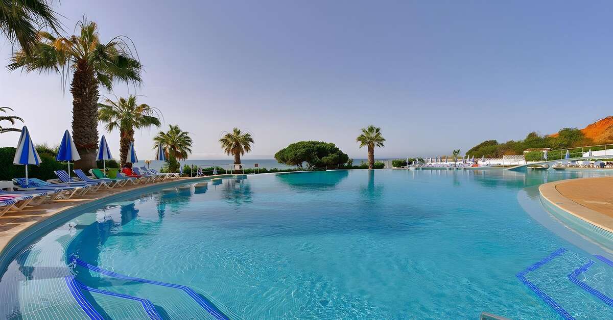 Een foto van het zwembad bij Grand Muthu Oura View Beach Club
