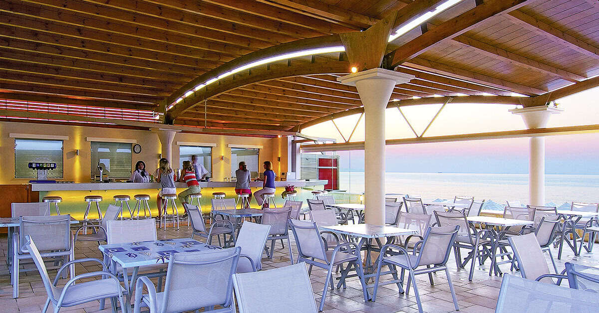 Ein Foto von der Terrasse im Eva Bay Hotel