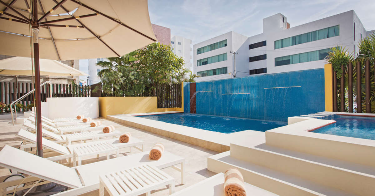 Een foto van het zwembad bij La Quinta Inn & Suites Cancun