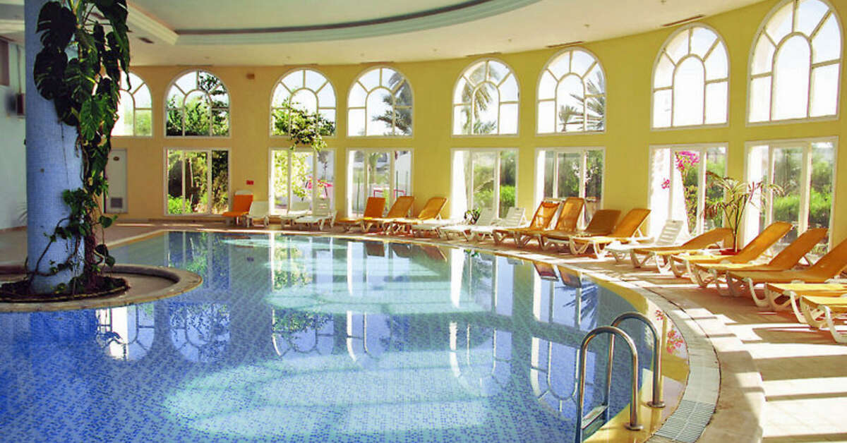 Een foto van het zwembad bij Cedriana Hotel