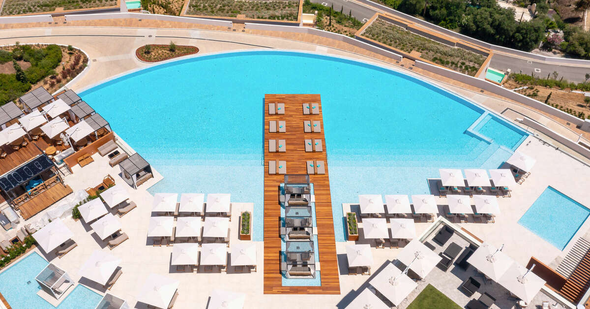 Een foto van het zwembad bij Angsana Corfu Resort & Spa