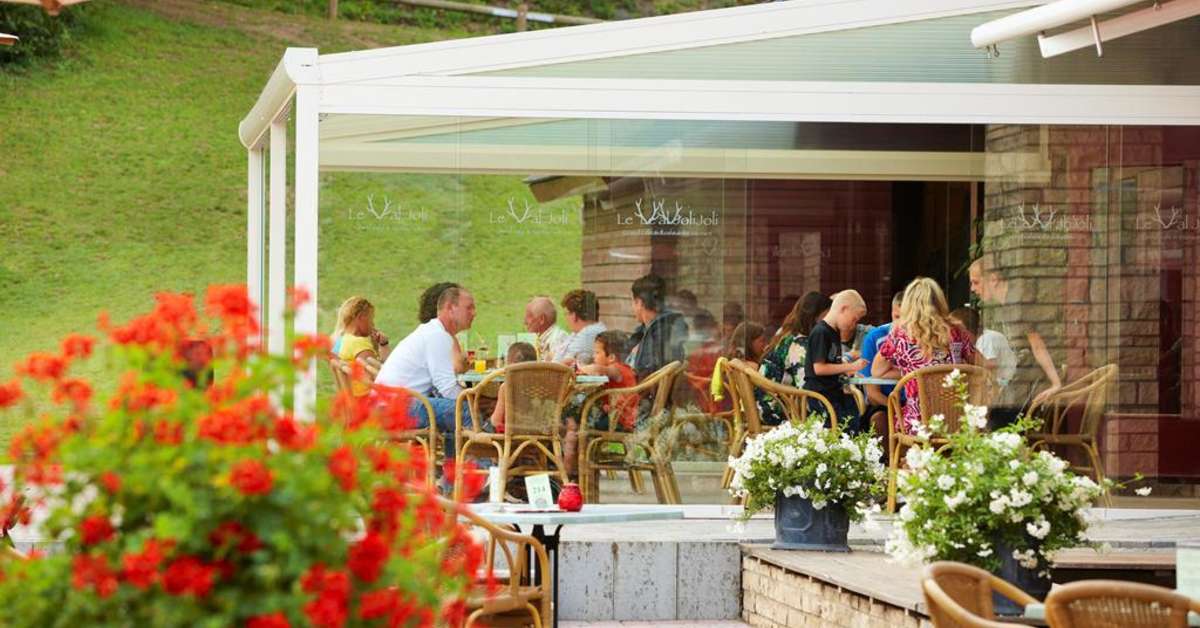 Een foto van het terras bij Parc la Clusure