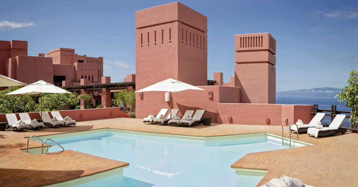 Een foto van het zwembad bij The Ritz-Carlton Abama