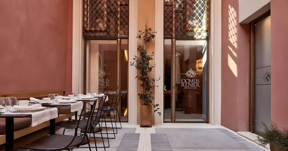 Een foto van het terras bij Domus Renier Boutique Hotel