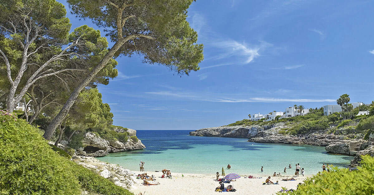 Een foto van het strand bij Inturotel Cala Azul Garden