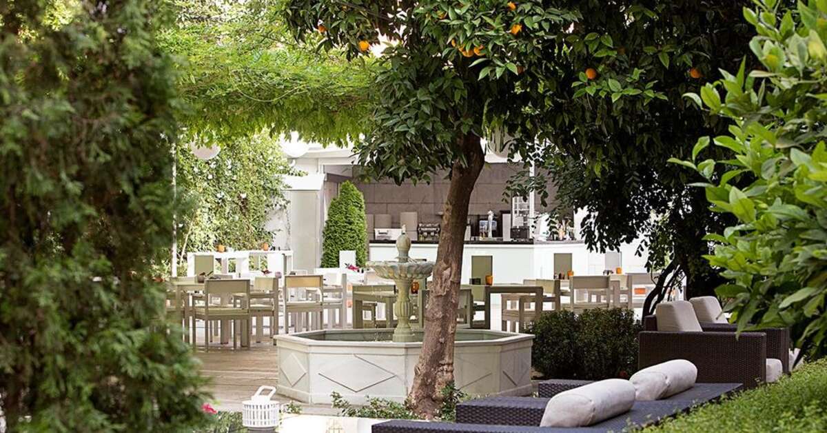 Ein Foto von der Terrasse im Hospes Palacio de los Patos