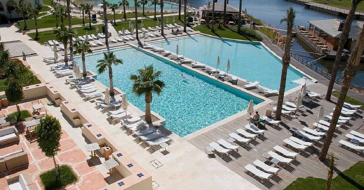 Een foto van een overzicht van Domes Lake Resort