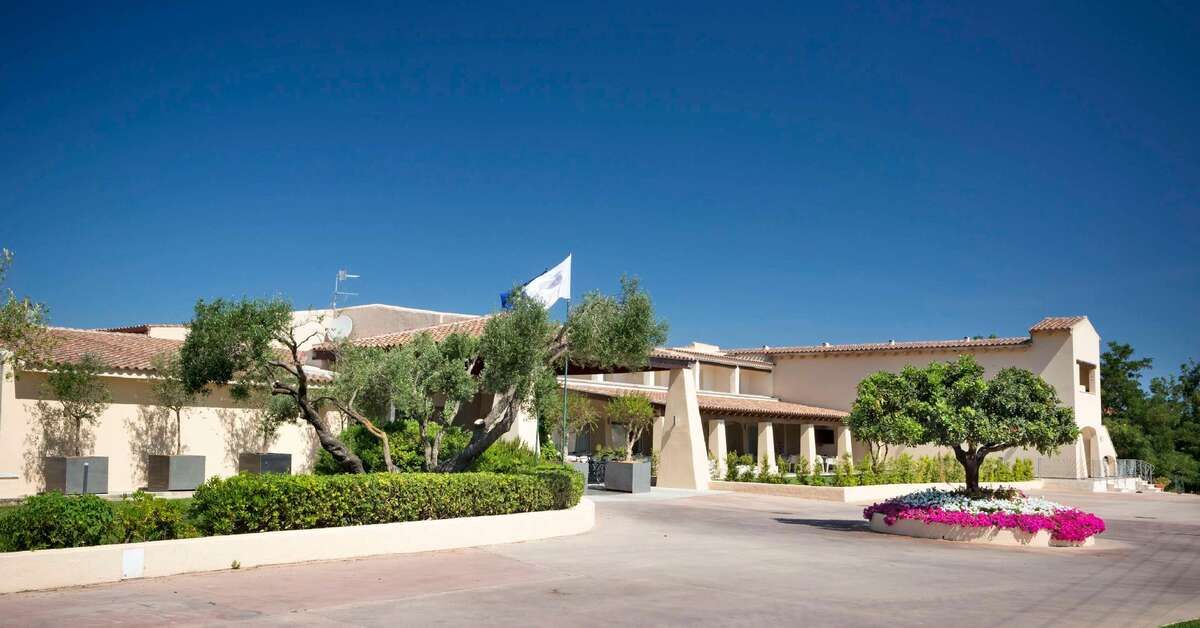 Een foto van de buitenkant van San Teodoro Hotel