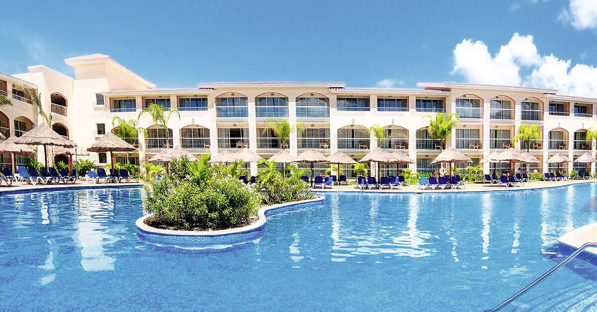 Een foto van het zwembad bij Sandos Playacar Beach Resort