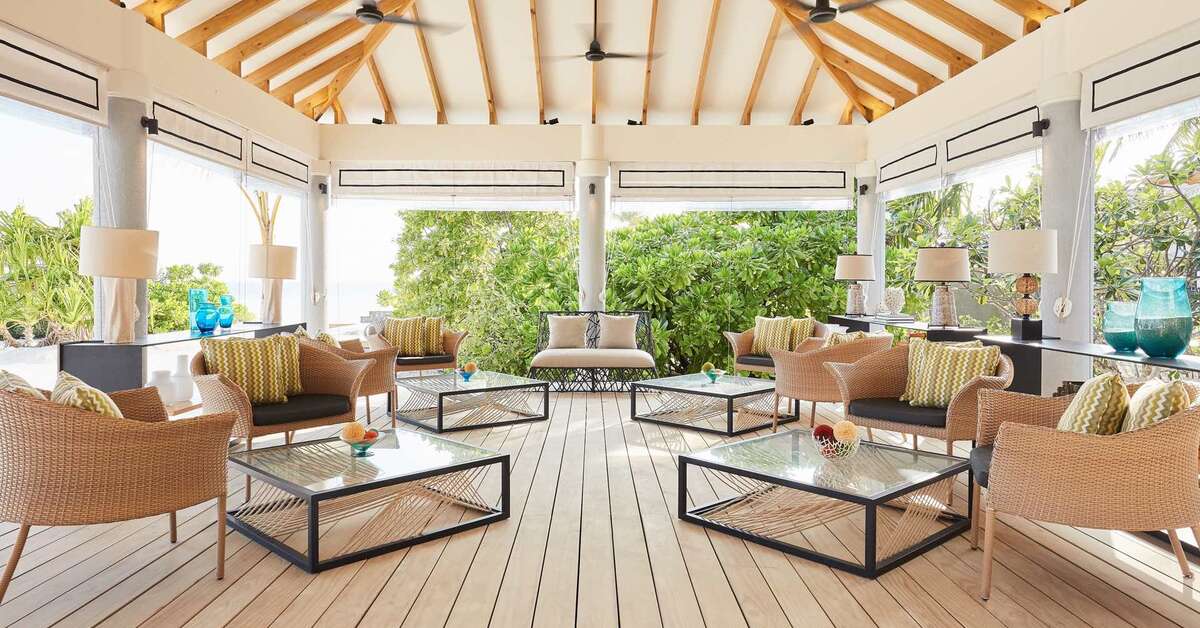 Een foto van het terras bij NH Collection Maldives Havodda Resort