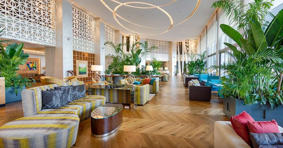 Een foto van het interieur van Akra V Hotel