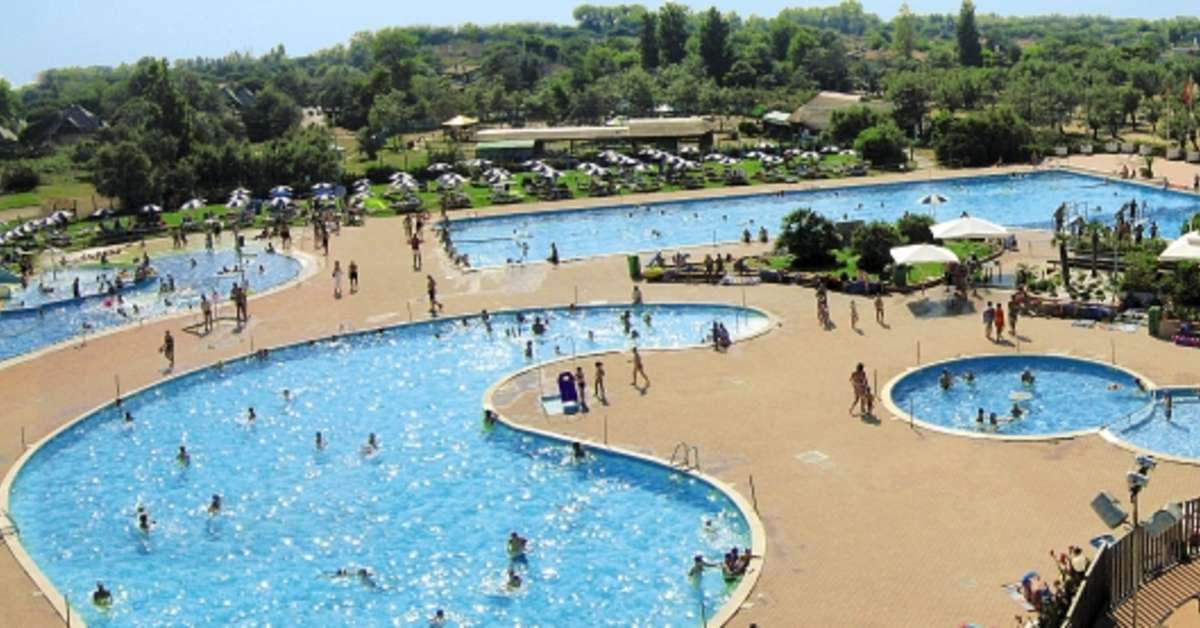 Een foto van het zwembad bij Vakantiepark Albarella