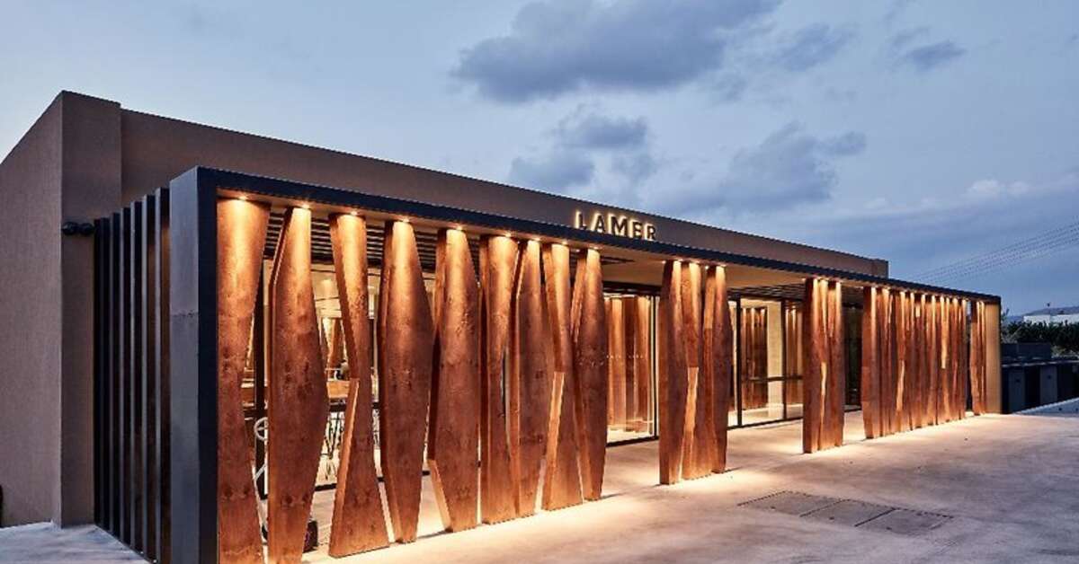 Een foto van de buitenkant van Kimpton La Mer Resort & Spa