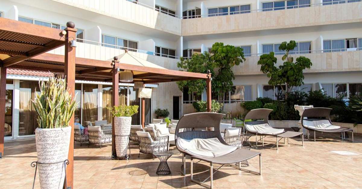 Een foto van het terras bij TUI Blue Atlantica Bay