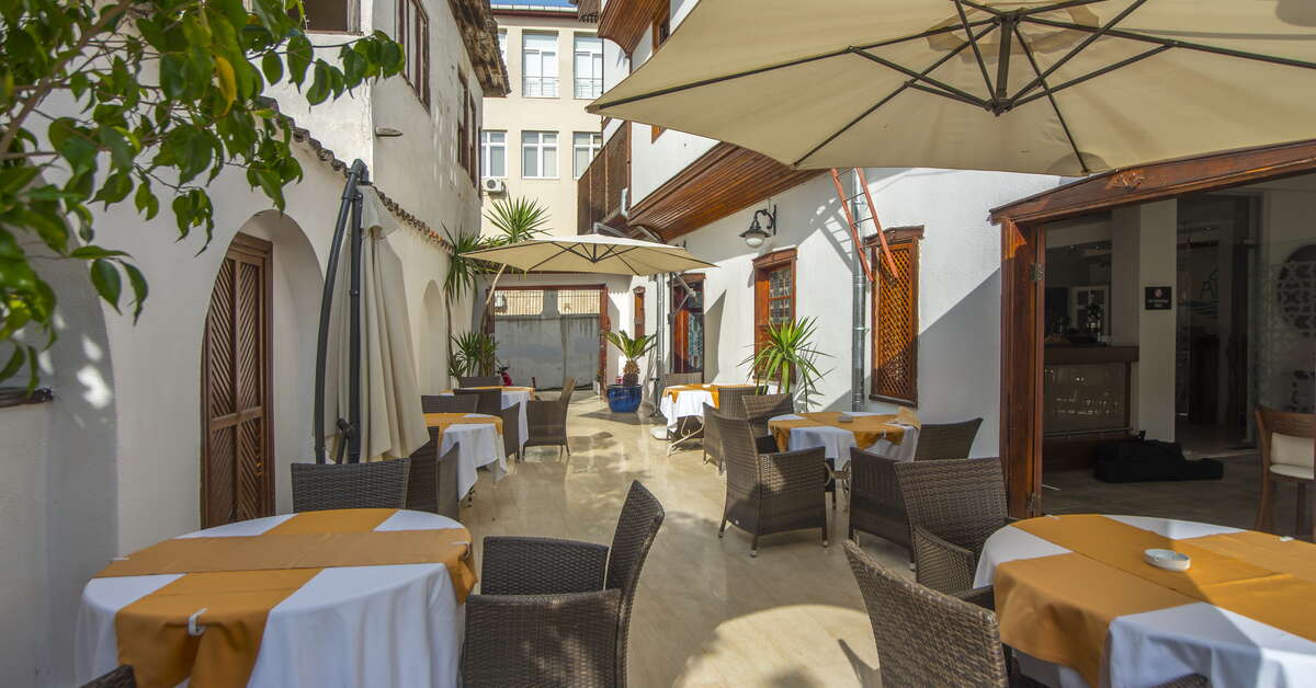 Een foto van het terras bij Hotel Argos