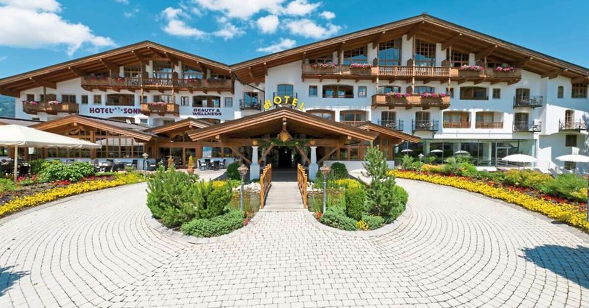Een foto van de buitenkant van Hotel Sonne