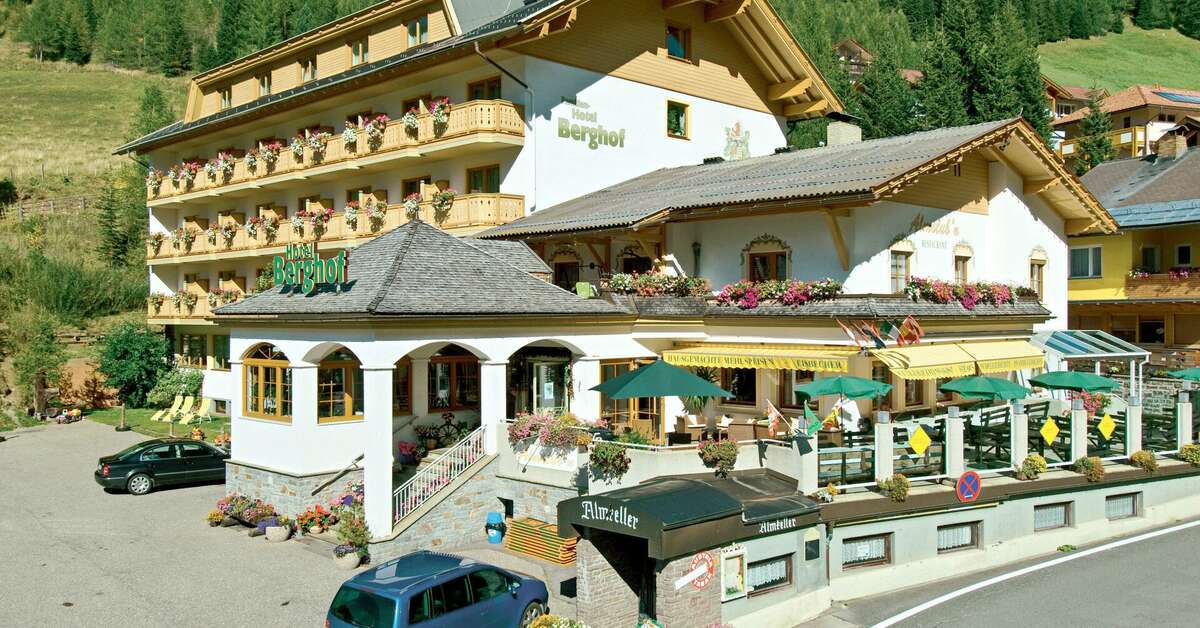 Een foto van de buitenkant van Familienhotel Berghof