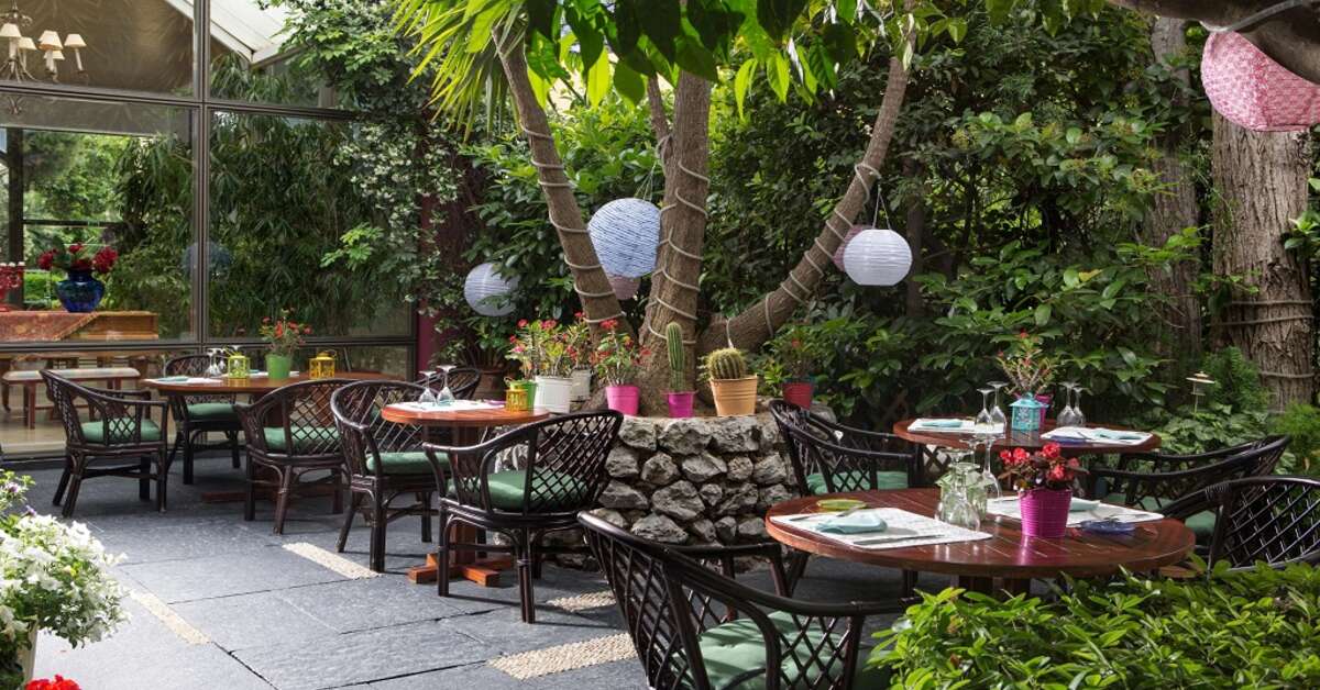 Een foto van het terras bij Dionysos Hotel