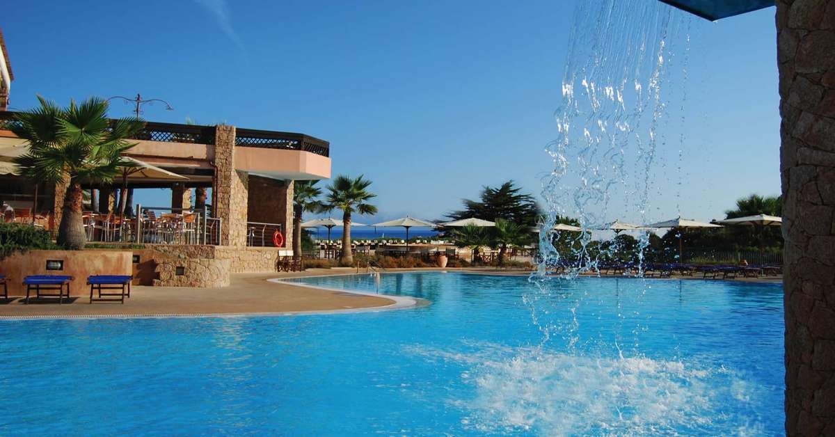 Een foto van het zwembad bij Marinedda Thalasso & Spa