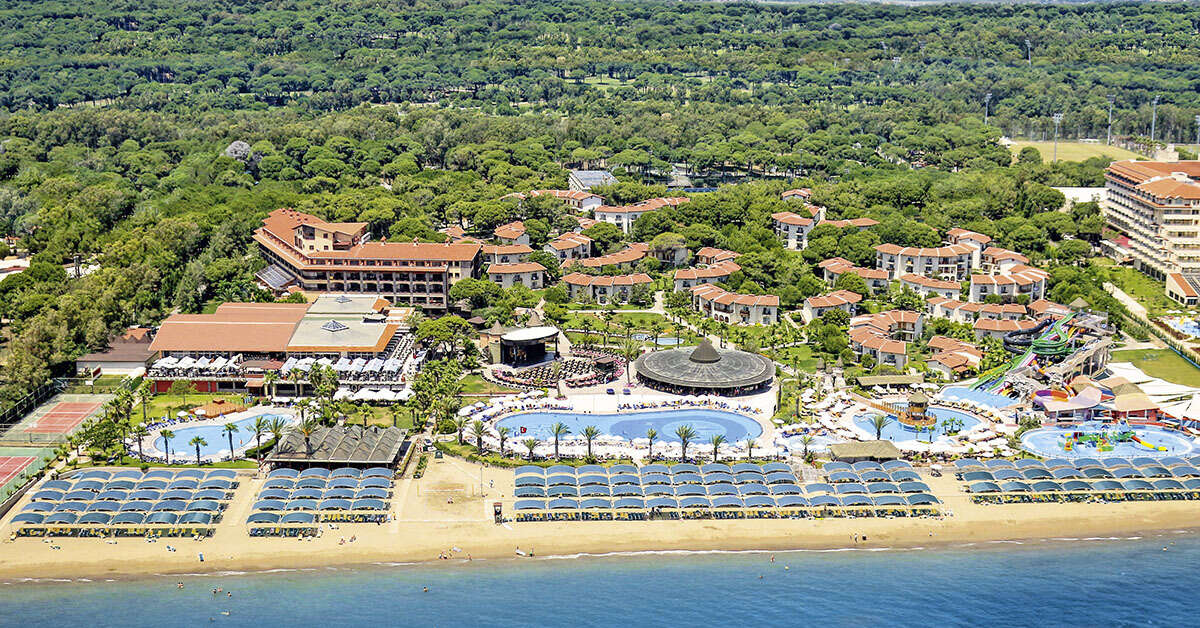 Een foto van de buitenkant van Papillon Belvil Resort & Spa