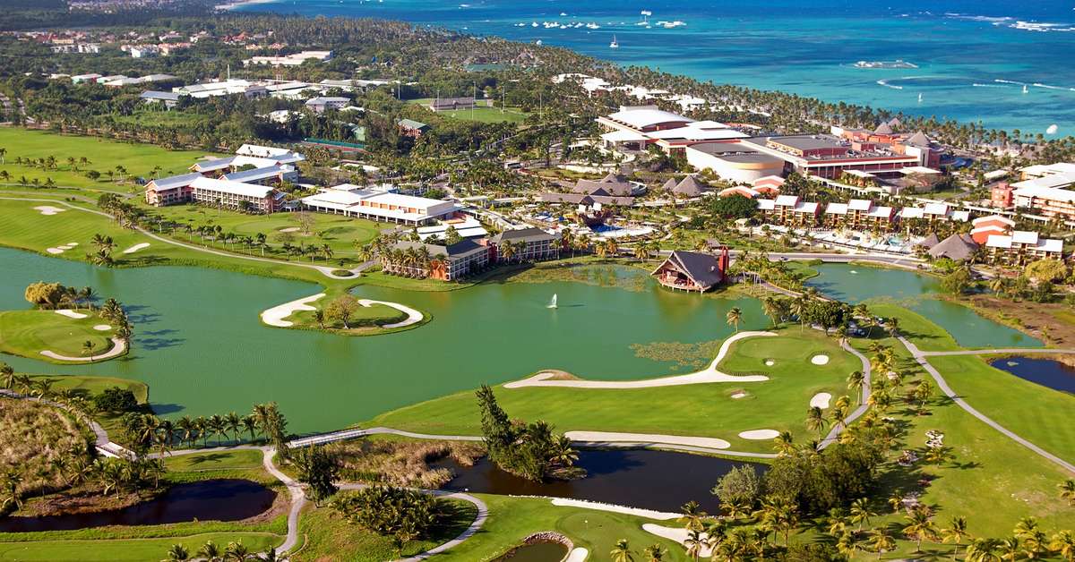Een foto van de buitenkant van Barcelo Bavaro Palace